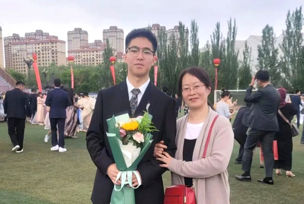 劉傲寒和媽媽合影。北航供圖