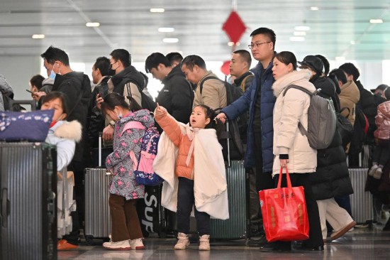 2月3日，家長(zhǎng)帶領(lǐng)小朋友在北京豐臺(tái)站排隊(duì)檢票。新華社記者 宋為偉 攝