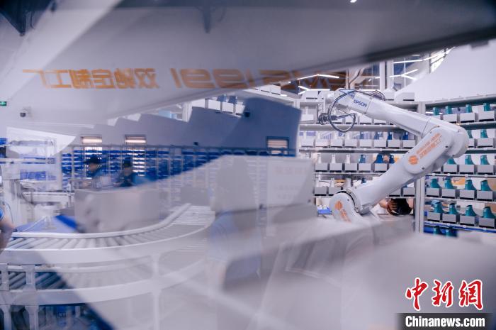 定制鞋自動化生產(chǎn)車間一角。　李南軒 攝