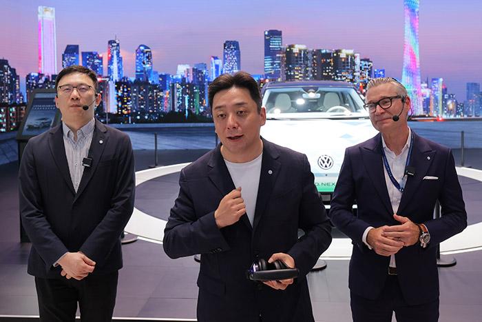 11月17日，上汽大眾汽車有限公司銷售與市場執(zhí)行副總經(jīng)理、上海上汽大眾汽車銷售有限公司總經(jīng)理俞經(jīng)民(中間)參加廣州車展展臺活動。 上汽大眾 供圖