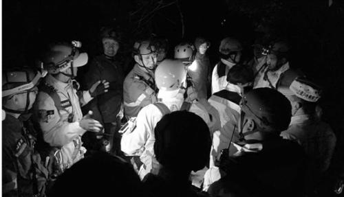 救援隊(duì)在龍山搜尋。