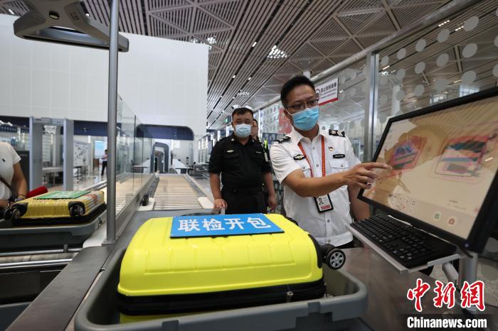 6月25日，在?？诿捞m國際機(jī)場T2航站樓，工作人員對完成改造的設(shè)備進(jìn)行模擬測試?！∈Y啟明 攝