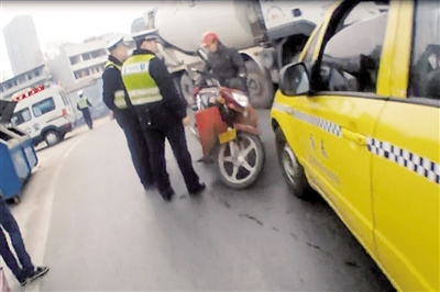 交巡警發(fā)現張師傅還是酒駕。 本報記者 甘俠義 攝