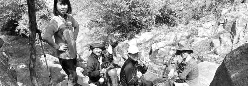 近日，資深驢友隨哥組織驢友到濟(jì)南仲宮太甲山游玩。圖為驢友正在山路上休息。隨哥供圖