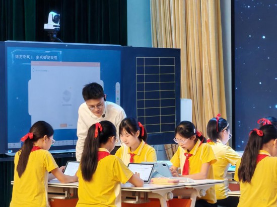 重慶科學城樹人思賢小學校教師執(zhí)教“S2C”示范課。