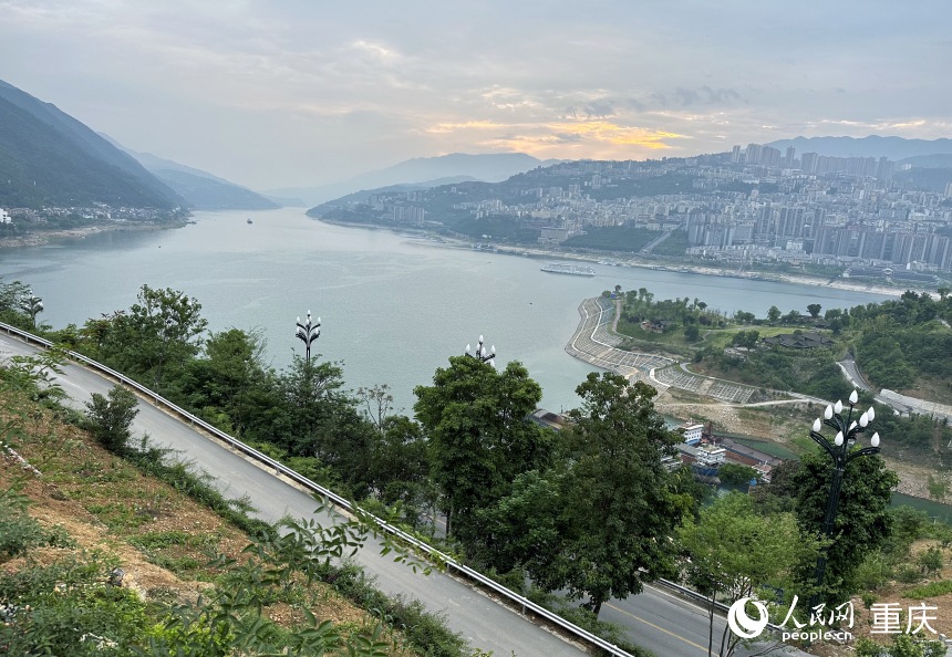 從巫山縣龍門街道江村遠(yuǎn)眺，左側(cè)為三峽里·竹枝村，右側(cè)為巫山縣城。人民網(wǎng)記者 劉政寧攝