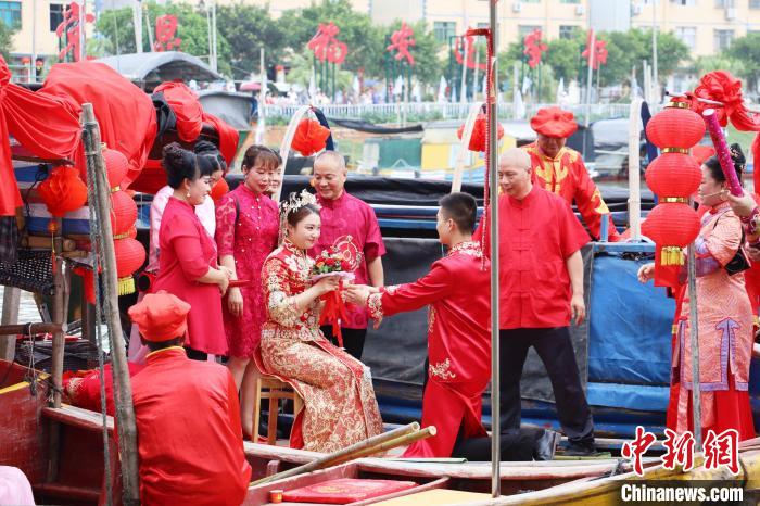 連家船民婚俗秀之迎親禮和成親禮?！×珠派?攝