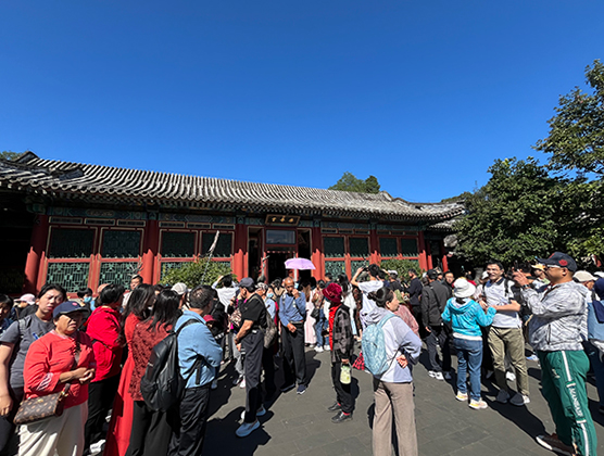 游客在頤和園游覽。人民網(wǎng)記者 李楠樺攝