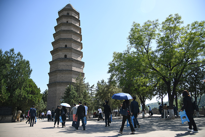 圖為2024年5月7日，游客在延安寶塔山參觀。 新華社記者 張博文 攝