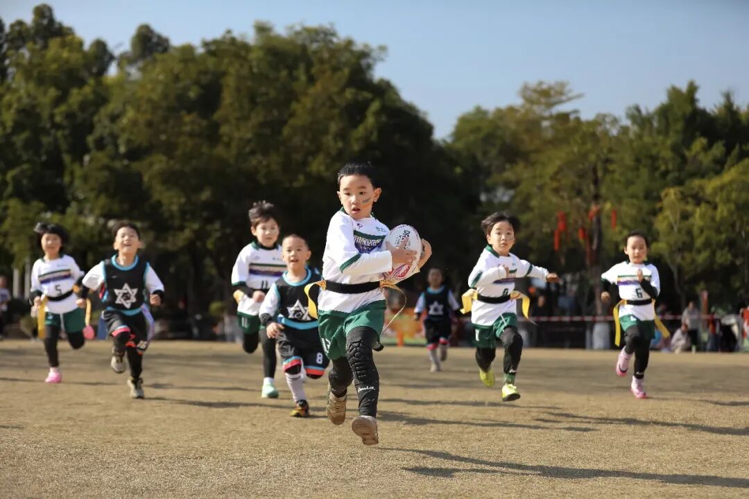 福建省福州市兒童公園，幼兒組隊(duì)員正在進(jìn)行橄欖球比賽。謝貴明攝（人民視覺(jué)）