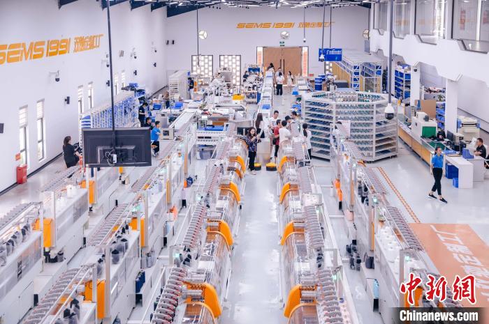 “高質(zhì)量發(fā)展調(diào)研行”主題采訪活動來到福建莆田雙馳鞋業(yè)個性化定制示范工廠?！±钅宪?攝