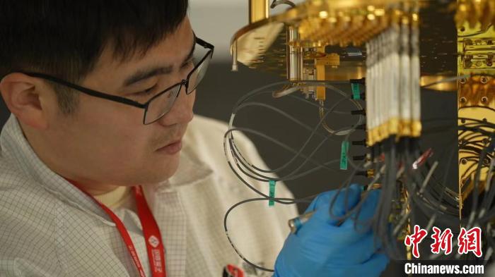 科研人員正在組裝超導(dǎo)量子計(jì)算機(jī)。
