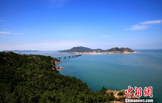 煙臺環(huán)境優(yōu)美、氣候宜人，遍布的海水浴場、濱海觀光景點為游艇帆船產(chǎn)業(yè)發(fā)展創(chuàng)造了條件。(資料圖) 楊兵 攝