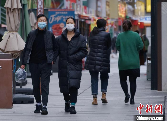 圖為市民穿羽絨服出行?！●R銘言 攝