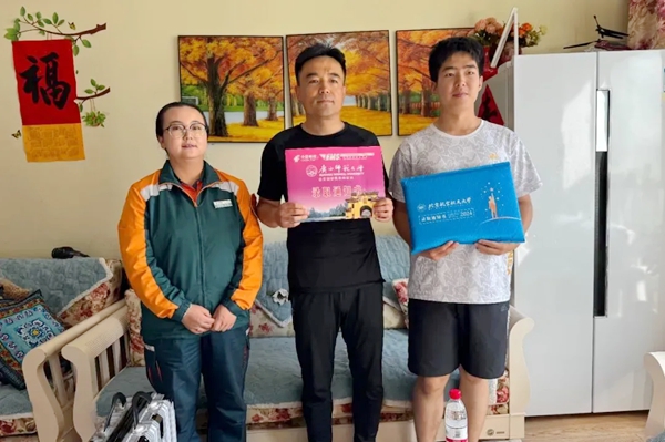 劉傲寒父子收到錄取通知書。北航供圖