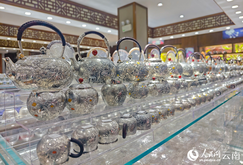 新華村一家銀器店里的各類銀器。人民網(wǎng)記者 符皓攝