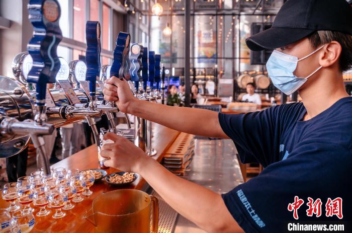 圖為百威雪津啤酒莆田基地工作人員正在打酒?！±钅宪?攝